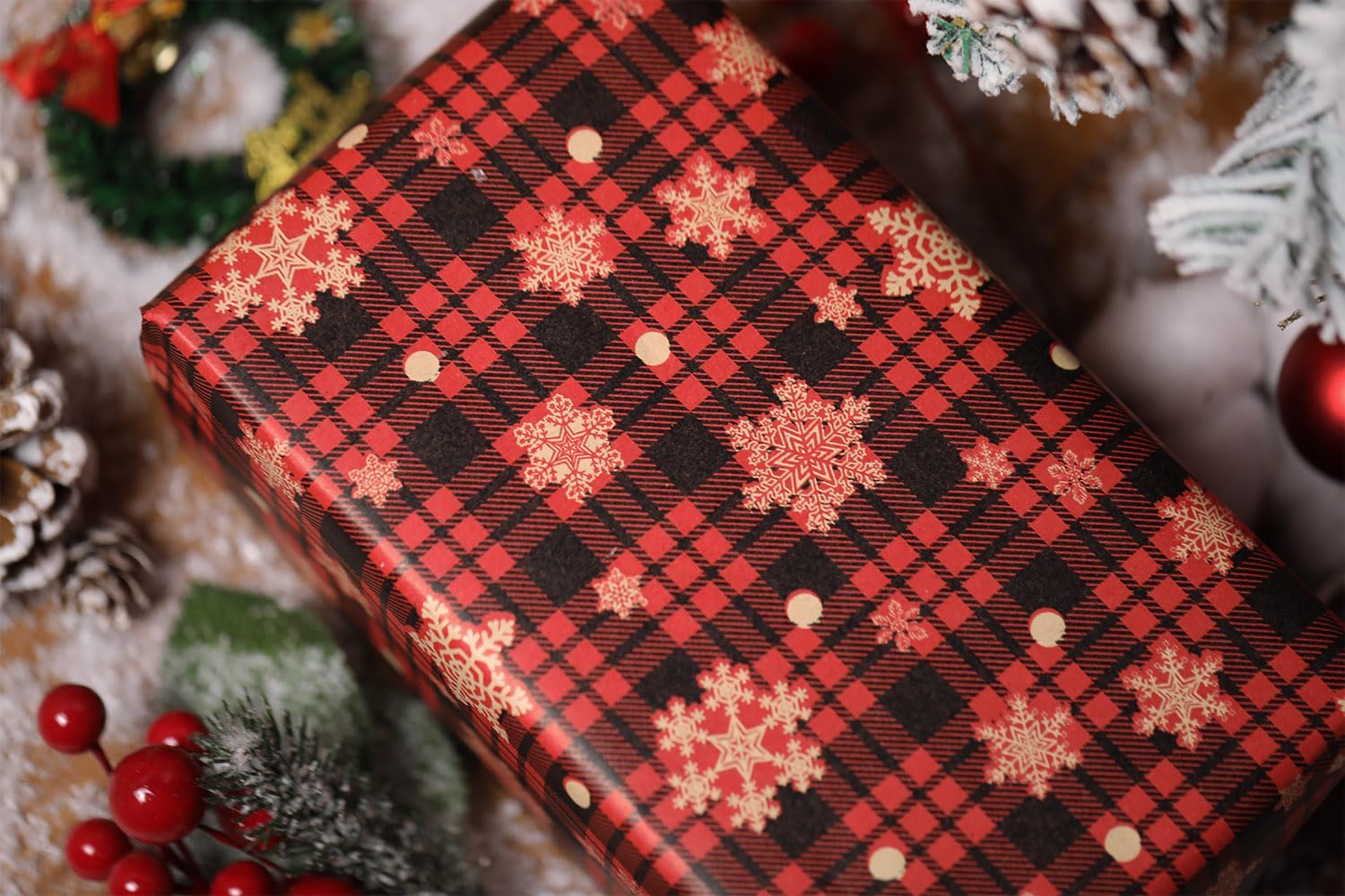 FullJoyHut 2 Rolls Christmas Wrapping Paper Roll, 2 Recyclable Xmas Kraft Wrapping Paper Rolls - 43cm x 15M Each, Plaid Snowflakes Mistletoe Wrap Paper with Tags Strings for Xmas Party Decoration